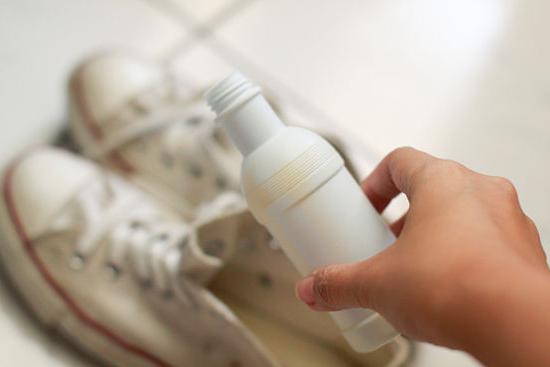 Wie man Geruch in Schuhen beseitigt: 10 Tipps