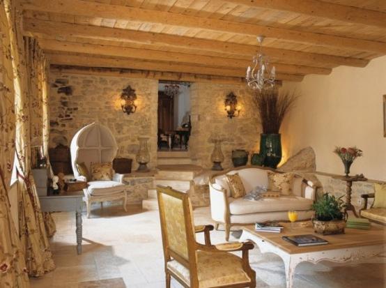 Innenräume von Landhäusern im Stil der Provence - Raffinesse und Einfachheit im Hintergrund der Natur