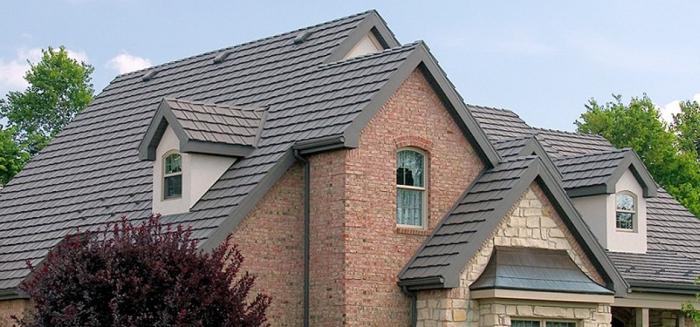 Wir wählen das Material für Dacharbeiten: Was ist besser - Metall oder Wellpappe?