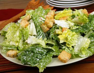 Caesar Salat mit Hühnchen zubereiten