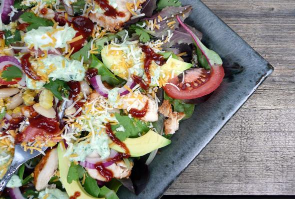 Salat mit Bohnen mit geräuchertem Huhn - so viel wie drei Rezepte!