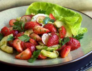 Salat mit frischen Gurken