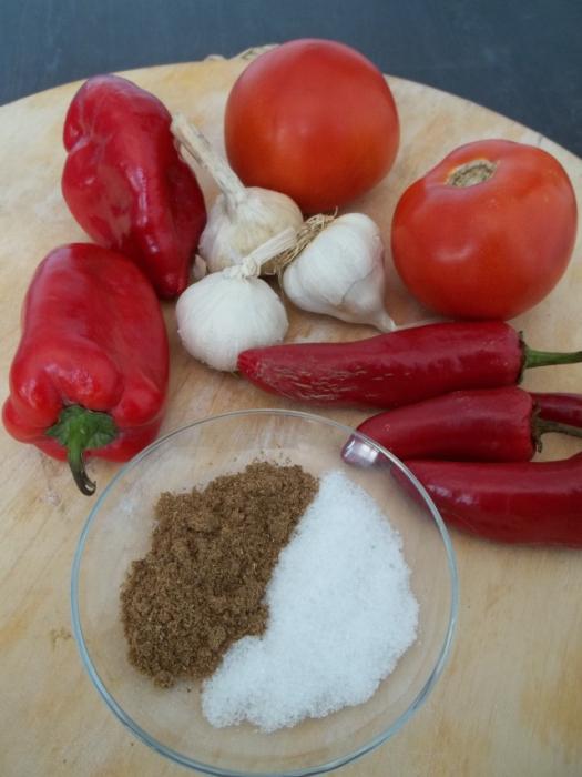 Köstliche hausgemachte Zubereitungen: Adjika aus Tomaten, Rezept für den Winter