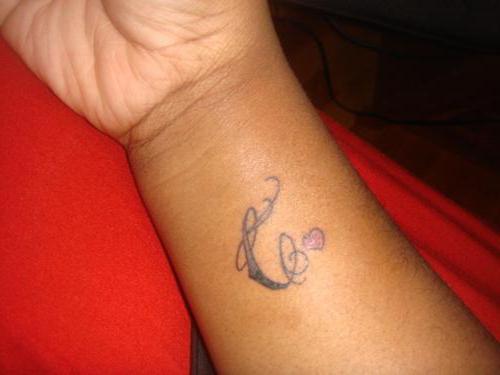 Was kann ein Tattoo mit dem Buchstaben "C" bedeuten