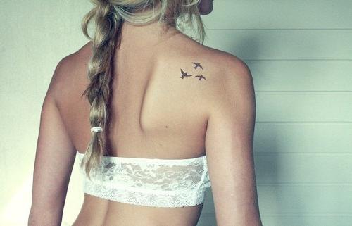 Tattoos für Mädchen auf dem Schulterblatt: Wählen Sie ein Muster